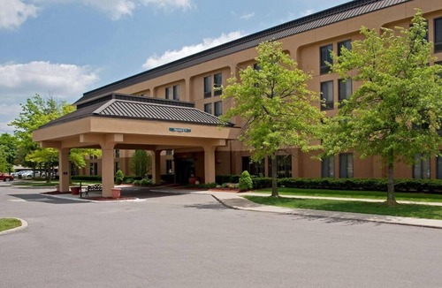 Thurston Hotel | 3 Convenient Suites for Groups: Free Breakfast & Onsite Parking - Near UM