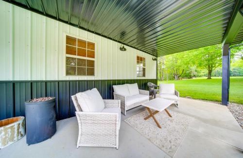 Hermitage House | 3 Mi to Shenango Lake! Dusk-to-Dawn Barndominium