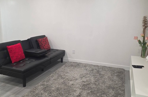 West Edmonton House | 3 mins to Henday ,16 mins to WEM 1 cozy bedroom in a quite neighborhood. No Pets