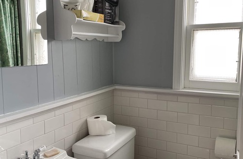 Ludington Cottage | 3 night minimum, 2 blocks from beach, close to pickle ball, 4 blocks to town.