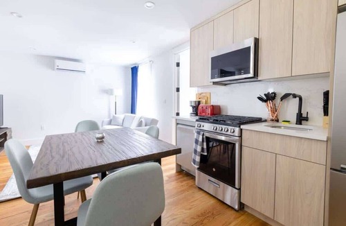 Williamsburg Apartment | 323-2 Spacious 2BR Williamsburg