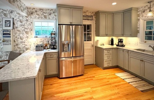 Lakeside Cottage | 328 Cherry Close Walk to Downtown and Pool