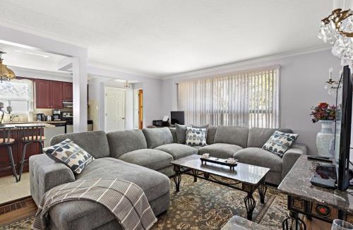 Port Union Villa | 3BDR Scarborough Family Home, Parking, BBQ, Zoo