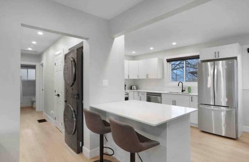 Peterborough House | 3BR Bungalow - North-Central Peterborough - Sleeps 8 - Modern Renovated Home