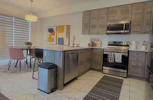 Thorold House | 3BR Cozy Haven | Hot Tub + BBQ Near Niagara Falls