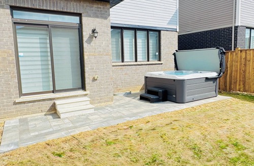 Thorold House | 3BR Cozy Haven | Hot Tub + BBQ Near Niagara Falls