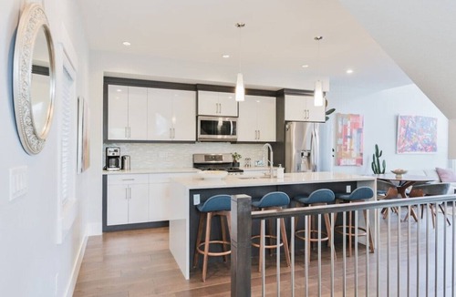 Sunalta Villa | 3BR | Garage | DT Views | Central | Lux Townhome