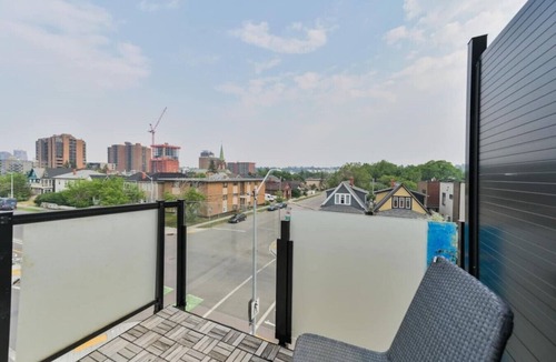 Sunalta Villa | 3BR | Garage | DT Views | Central | Lux Townhome
