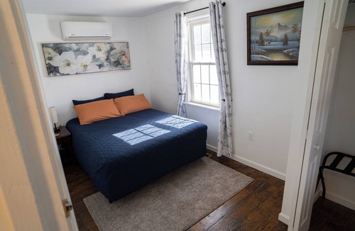 Town of Richmond House | 4-bedroom Farmhouse near Sandy Bottom Park