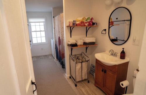 Town of Richmond House | 4-bedroom Farmhouse near Sandy Bottom Park