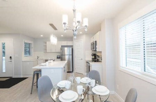 Old Strathcona House | # 4 bedroom sleeps 8 - 2 unites Main floor & Basement - Whyte Ave- Blue unit