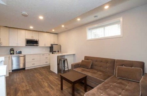 Old Strathcona House | # 4 bedroom sleeps 8 - 2 unites Main floor & Basement - Whyte Ave- Blue unit