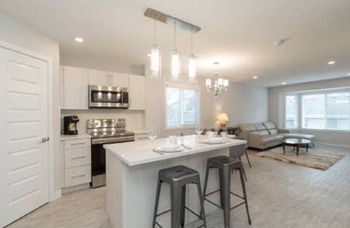Old Strathcona House | # 4 bedroom sleeps 8 - 2 unites Main floor & Basement - Whyte Ave- Blue unit