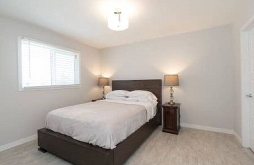 Old Strathcona House | # 4 bedroom sleeps 8 - 2 unites Main floor & Basement - Whyte Ave- Blue unit