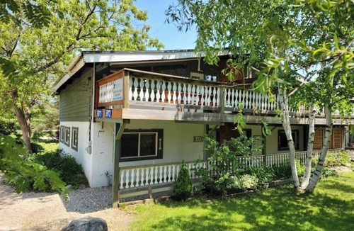 The Blue Mountains Cottage | 4 BR Cottage at Tyrolean, Private Beach Access