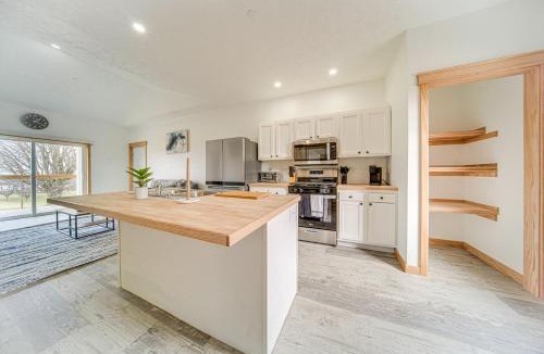 Erie House | 4 Mi to Lake Erie: Condo w/Golf Course Views!
