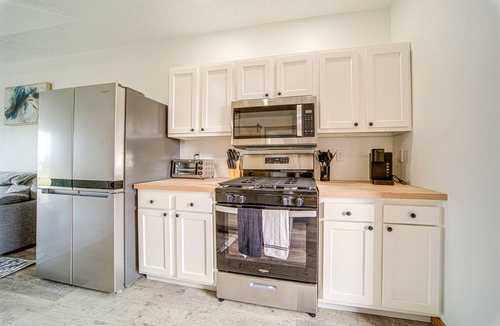 Erie Condo | 4 Mi to Lake Erie: Condo w/Golf Course Views!