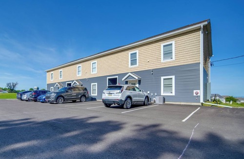 Erie Condo | 4 Mi to Lake Erie: Condo w/Golf Course Views!