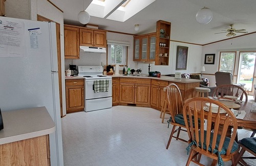 Westerose Cabin | 4 Seasons Lakeview Cottage at Pigeon Lake