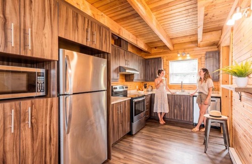 Shannon Ski Chalet | 41 Les Jumelles with Private Spa, Garden & BBQ, nature escape