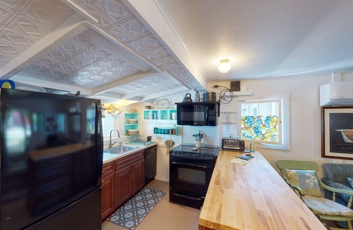 Lakeside Cottage | 443 Lynn Avenue Charming two bedroom in Lakeside!