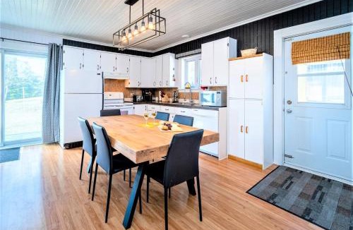 Saint-Paul-de-Montminy Ski Chalet | 4BR Chalet Near Massif du Sud HotTub & Fire Pit