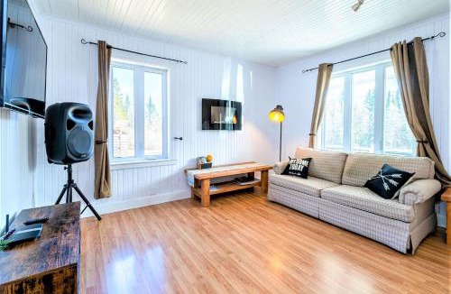Saint-Paul-de-Montminy Ski Chalet | 4BR Chalet Near Massif du Sud HotTub & Fire Pit