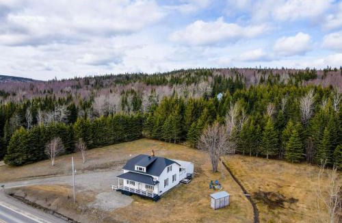 Saint-Paul-de-Montminy Ski Chalet | 4BR Chalet Near Massif du Sud HotTub & Fire Pit