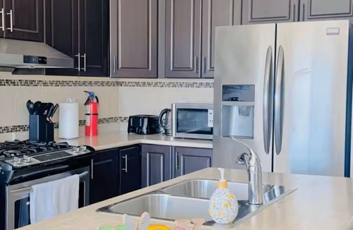 Brampton House | 4BR Family house ~ Backyard ~ Balcony~Board Games