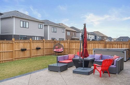 Thorold House | 4BR Home w/Hot Tub & BBQ Near Niagara Falls