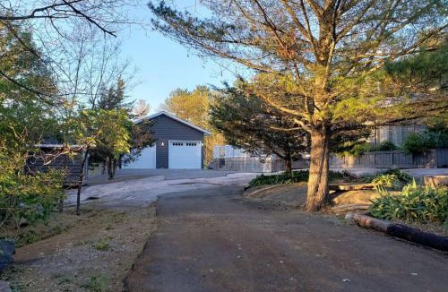 Honey Harbour House | 4BR Honey Harbour Cottage | Hot Tub & Fire Pit