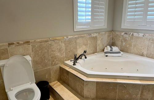 Welland Apartment | 5 acre Luxury estate 15 min from Niagara Falls