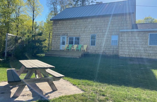 Au Train House | 5 bedroom pet friendly lake view cabin