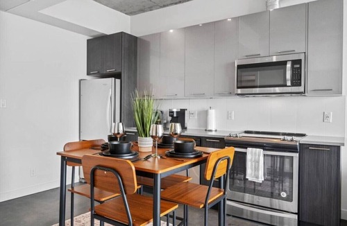 Victoria Park Apartment | 5 mins from Stampede | King Bed | Sofa Bed | AC