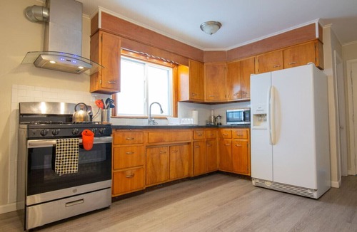 Buffalo House | 5BR Elmwood Home Sleeps 16 2 Kitchens Parking