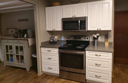 Dundee House | 5BR Farmhouse Wi-Fi Lake View Seneca Lake Wine Trail EV Charger