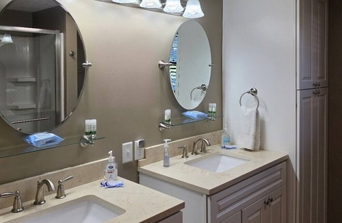 Dundee House | 5BR Farmhouse Wi-Fi Lake View Seneca Lake Wine Trail EV Charger