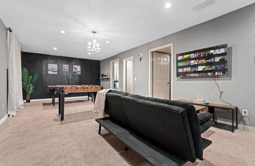 Southeast Edmonton Apartment | 5BR Wild Rose- Meadows, AC, Garage, Sleeps 12