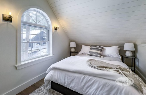 Torrance Cottage | 6 bed 4 bath cottage in private setting on Lake Muskoka