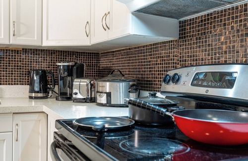 Earlscourt House | 600 sq ft. 1BR - WFH Setup, Dining, Pool, Transit