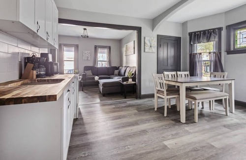 Downtown Niagara Falls House | 6BR Vacation Spot-Minutes to Niagara Falls USA