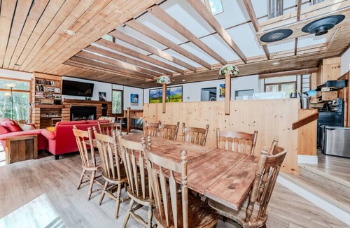 Muskoka Lakes House | 7-Bedroom Bala Lakefront Retreat, Pets ok