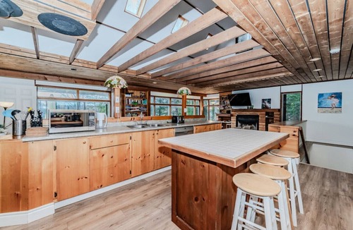 Muskoka Lakes House | 7-Bedroom Bala Lakefront Retreat, Pets ok