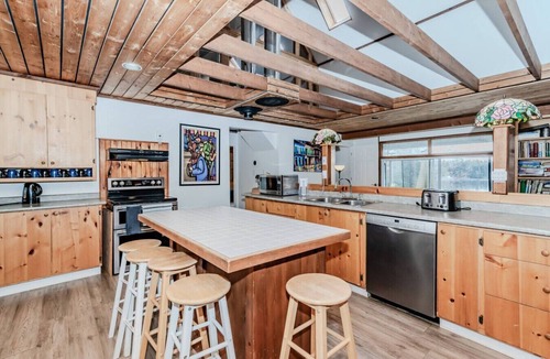 Muskoka Lakes House | 7-Bedroom Bala Lakefront Retreat, Pets ok