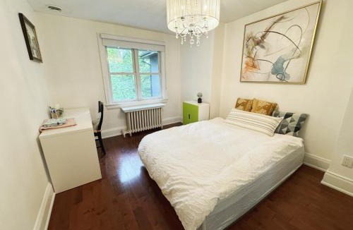 Lawrence Park South House | A bright and tidy room in midtown near subway