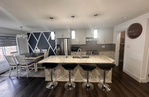 Southeast Edmonton House | A/C, Fenced backyard , BBQ grill, pets welcome