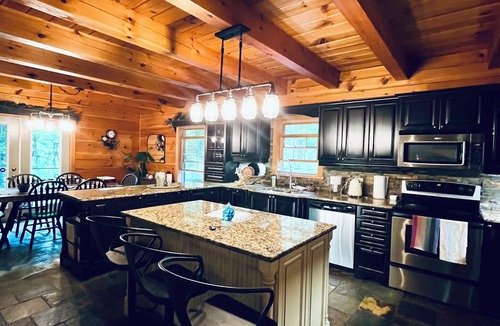 Rideau Lakes Ski Chalet | A Cozy Rustic Chalet in nature, only 5 mins to Big Rideau Lake & Cataraqui trail