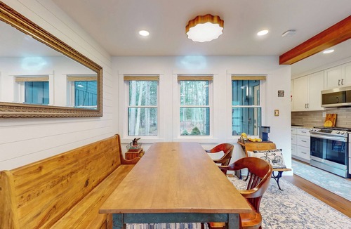 Craneridge Apartment | A delightful apartment nestled near Kissing Bridge and Sprague Brook Park