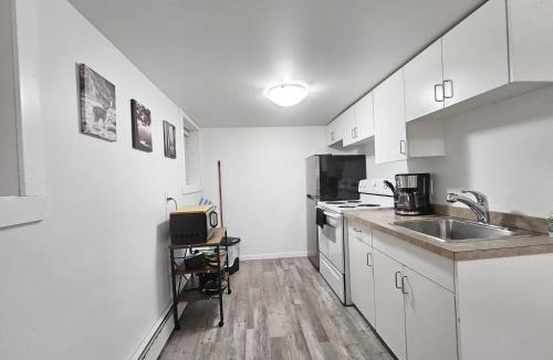 Moose Jaw Apartment | Affordable Double Bed Parking Downtown A plus WiFi