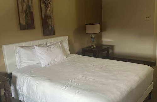 Medicine Hat Hotel | Affordable Queen Room · Clean · Comfortable · Great Stay